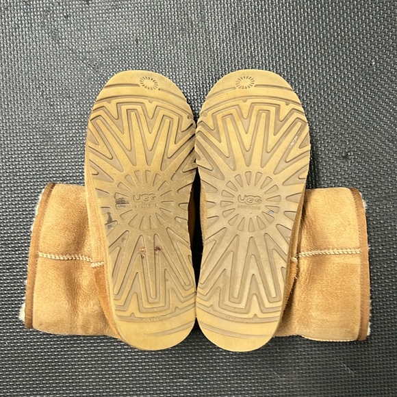 UGG Australia Classic Short Boots in Chestnut - Picture 4 of 8